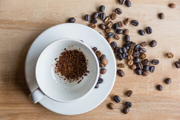 Coffee powder and roasted coffee beans