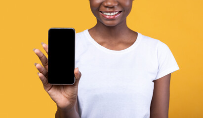 Aufkleber - Unrecognizable Black Woman Showing Mobile Phone Screen Over Yellow Background