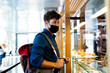 © VALENTINA BARRETO STUDIO/Westend61 - Businessman with credit card at counter in cafe during coronavirus outbreak