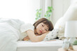 © japolia - 若い女性　ベッド