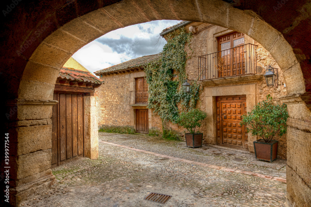 Imagen de un arco y unas casas de Pedraza que es un pueblo turístico y con mucho encanto de la provincia de Salamanca . - obrazy, fototapety, plakaty 