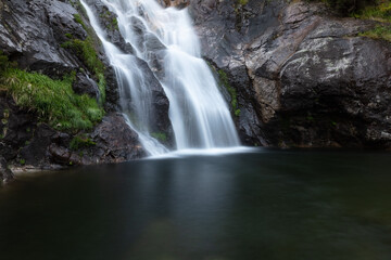  Cascada con aguas sedosas