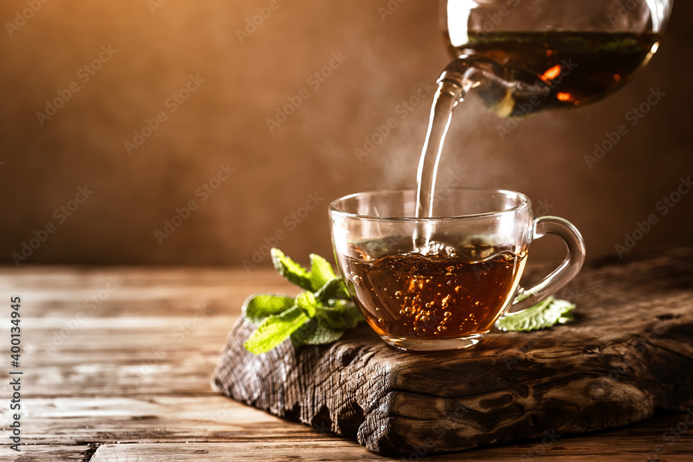 Cup of hot tea with fresh mint leaves - obrazy, fototapety, plakaty 