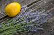 canvas print picture - Lavendel und Zitrone auf altem Holz