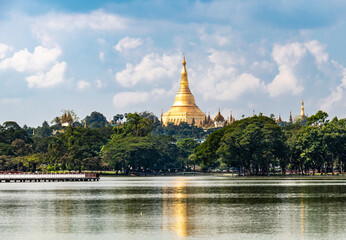 Sticker - Pagode Shwedagon, vue depuis le lac Kandawgyi à Yangon, Myanmar	