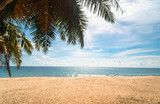 Fototapeta Fototapety z morzem do Twojej sypialni - Tropikalny krajobraz, plaża oraz ocean i niebieskie niebo, egzotyczne tło.