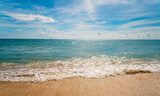Fototapeta Fototapety z morzem do Twojej sypialni - Tropikalny krajobraz, plaża oraz ocean i niebieskie niebo, egzotyczne tło.