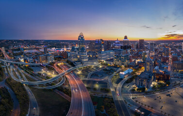 Fototapete - Twilight panoramic view of Cincinnati, Ohio