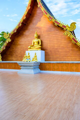 Canvas Print - Golden Buddha Statue in Si Mongkol Temple