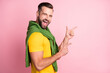 © deagreez - Photo of excited young guy wear yellow t-shirt pullover shoulders pointing fingers empty space isolated pink color background