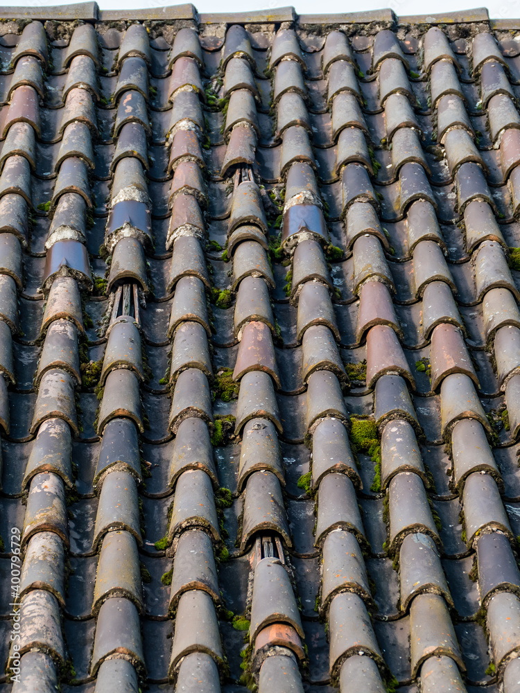 Schäden an historischem Ziegel Dach