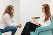 © Manu Reyes, www.vientocuatro.com/Westend61 - Psychologist talking to patient while sitting on couch at office