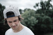 © David Stoll/Westend61 - Portrait of young man with baseball cap