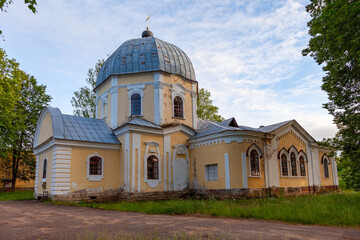 Wall Mural - The old church in the Znamenskoye-Rayok estate (Tver region, Russia)