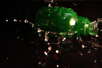 Canvas Print - green bottles water splash