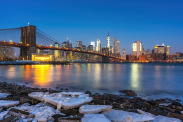 Fototapete - Brooklyn bridge East river and Manhattan at winter dawn, New York City
