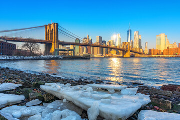 Fototapete - Brooklyn bridge East river and Manhattan at winter sunrise, New York City