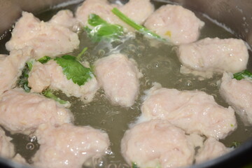 Minced pork soup with fragrant chicken eggs, great flavor from Thailand, takes over 4 hours to boil, giving you a warm feeling.