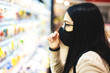 © bernardo - retrato de hermosa chica latina de lentes y mascarilla en el supermercado, concepto compras en supermercado