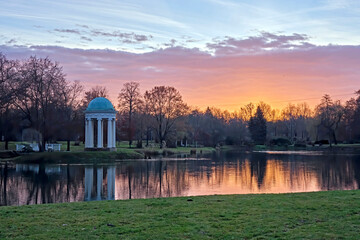 Wall Mural - Sonnenaufgang hinter dem Musentempel am großen Parkteich im AGRA-Park Markkleeberg bei Leipzig.