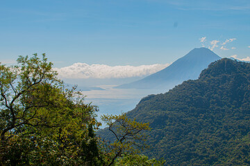 Poster - volcanes y montañas verdes 