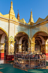 Canvas Print - Temple Sutaungpyei sur la colline de Mandalay, Myanmar