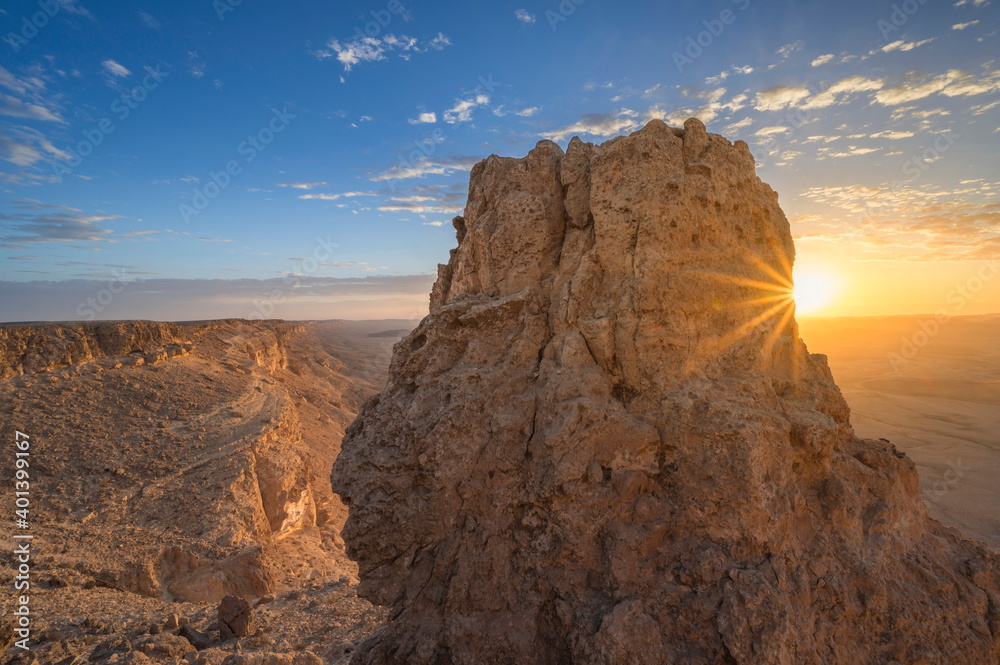 Beautiful sunrise landscape with sunburst over Machtesh Ramon (Ramon ...