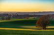 Schönes Urlaubsland Bayern: Panoramablick und Sonnenuntergang bei Münsing - Blick auf Holzhausen und den Starnberger See