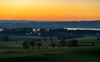Schönes Urlaubsland Bayern: Panoramablick und Sonnenuntergang bei Münsing - Blick auf Holzhausen und den Starnberger See
