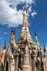 Sticker - Stupa du temple Shwe In Dein au lac Inle, Myanmar