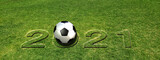 Fototapeta Sport - 芝に浮きあがった2021の数字とサッカーボール