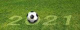 Fototapeta Sport - 芝に描かれた2021の数字とサッカーボール