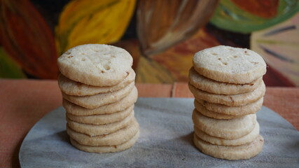 zwei Türme mit selbstgebackenem Shortbread,  Kekse mit Ingwer, ginger shortbread tower