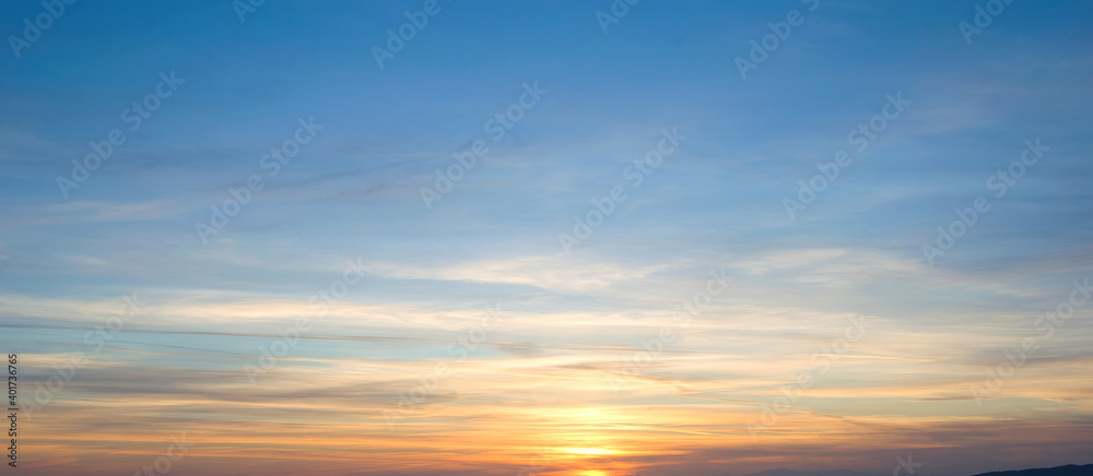 A mesmerizing view of the sunset in shades of orange on a clear sky - obrazy, fototapety, plakaty 