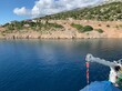 Überfahrt mit der Autofähre vom Festland Prizna auf die Insel Pag in Kroatien Adria Mittelmeer im Spätsommer