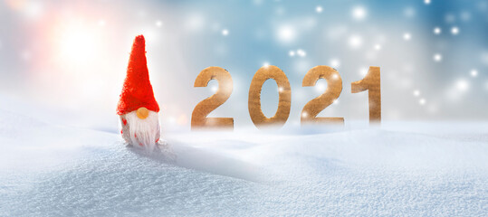 Poster - Kleiner Weihnachtsmann im Schnee mit Schrift 2021