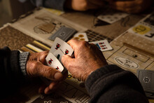 Persona Anziana Che Gioca Con Le Carte Siciliane.