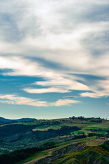 pomeriggio sulle colline bolognesi, castelletto di serravalle, panorami sotto il cielo con nuvole