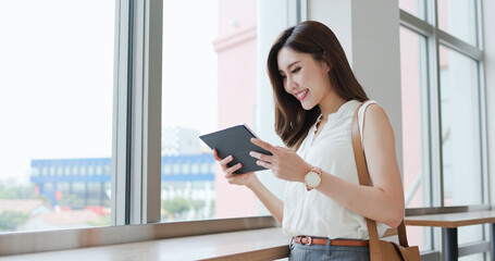 Canvas Print - asian woman use digital tablet