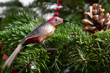 Weihnachtsschmuck und Kerzen aus Bienenwachs am Weihnachtsbaum.