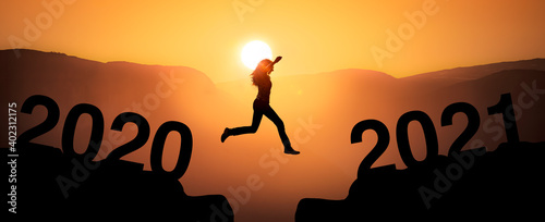 Leinwand Poster Sprung zum Jahreswechsel von 2020 zu 2021 mit Jahreszahl