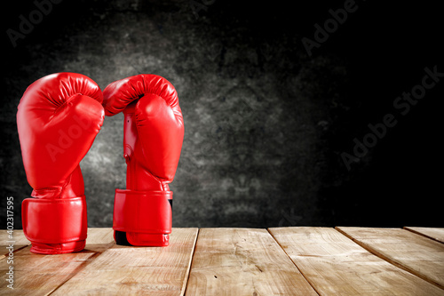Boxing gloves on a wooden table before the fight of old Lerretsbilde