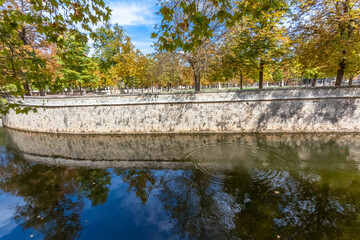 Wall Mural - Bassin des jardins de la Fontaine, Nîmes, France 