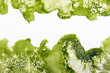 Hintergrund, grünes Aquarell mit Salztechnik wirkt wie eine Wiese oder Pflanze mit  weiße Blüten  oder Sternen
