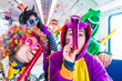 Gruppe Junger Leute fahren mit dem Zug zu karneval party