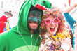 © karepa - Karneval Party. Lachende Freunde in bunten Kostümen feiern Karneval