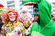 © karepa - Karneval Party. Lachende Freunde in bunten Kostümen feiern Karneval