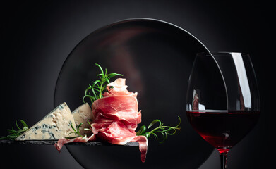 Wall Mural - Red wine with prosciutto and blue cheese.