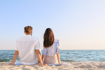 Canvas Print - Happy young couple on sea beach