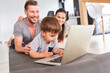© Robert Kneschke - Familie und Kleinkind am Laptop Computer